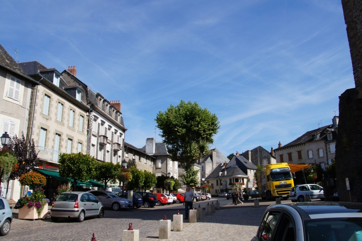 Place de l'église. - Allassac