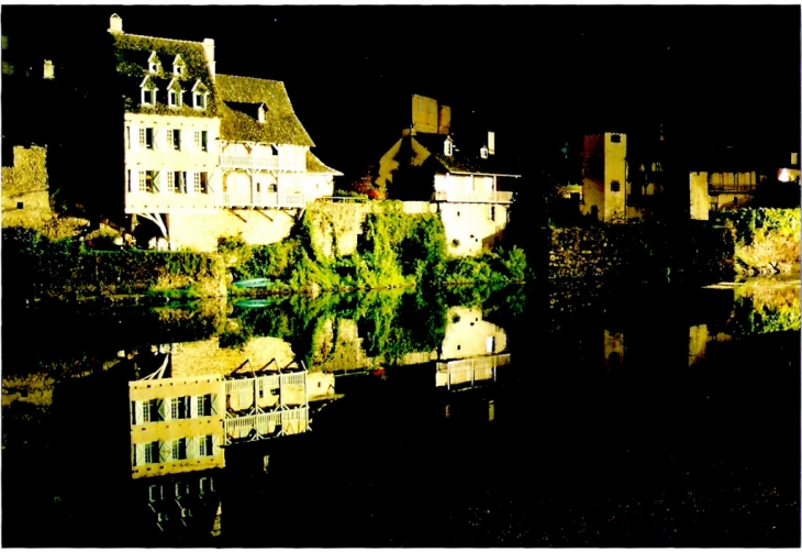 Façades le long de la Dordogne - Argentat