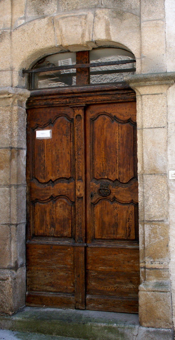 Porte ancienne du village. - Argentat