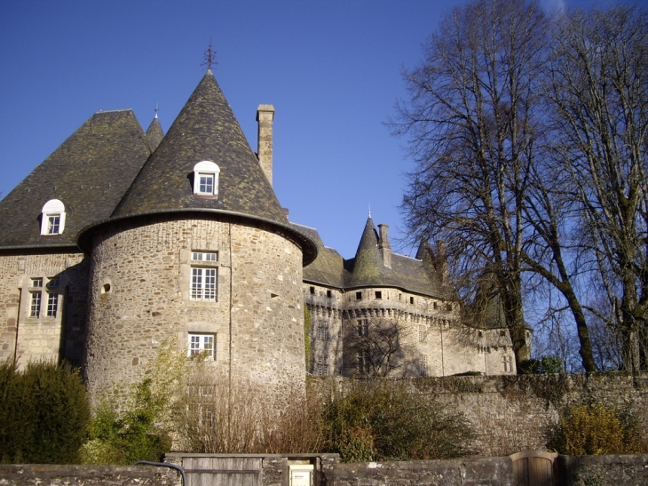 Le château 11ème, remanié au 15ème et 19ème. Siège de l'administration des haras nationaux. - Arnac-Pompadour