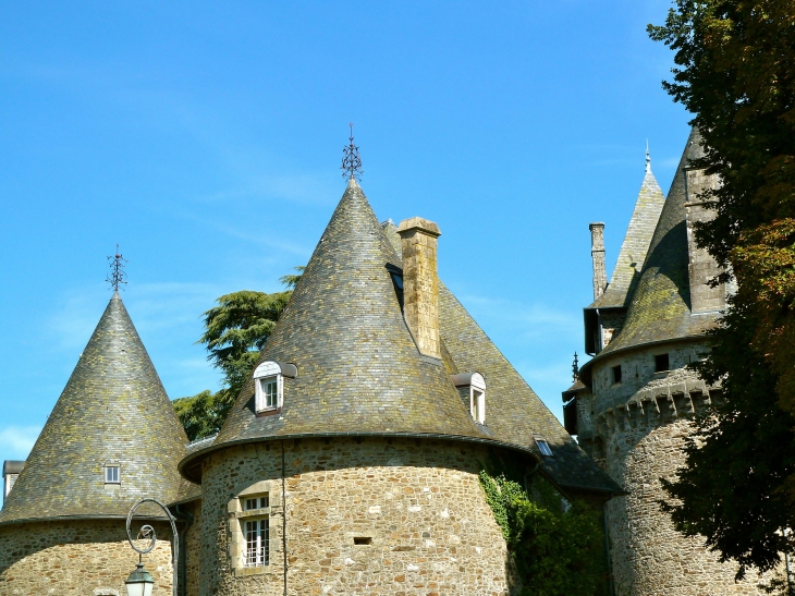 Le Château. - Arnac-Pompadour