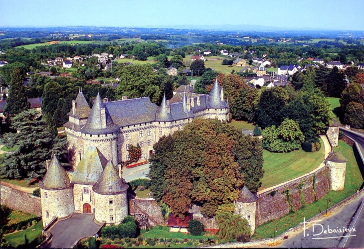 Château de Pompadour du XVe siècle (carte postale de 1990). - Arnac-Pompadour