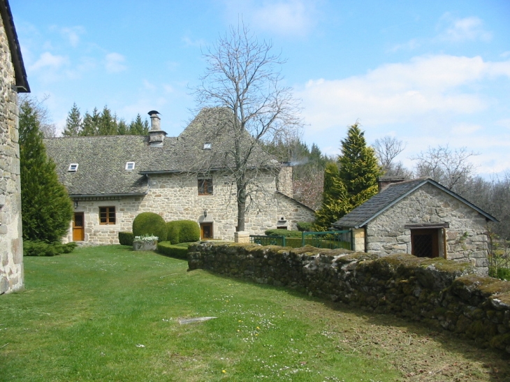 Maison datant de 1719, même village - Auriac