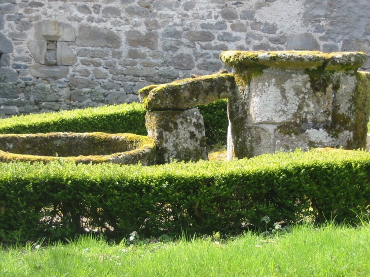 Son puits avec son abreuvoir - Auriac