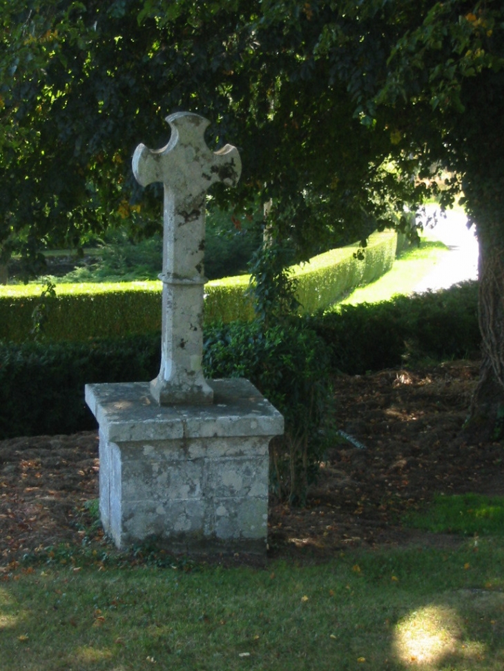 Coujouls - Calvaire près de la Chapelle des Sept Douleurs - Auriac