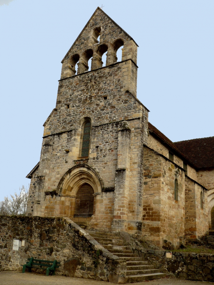 La chapelle des Pénitents et son clocher à peigne. Bâtie au XIIe siècle. - Beaulieu-sur-Dordogne