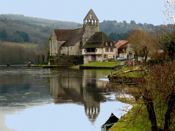 La Chapelle des Pénitents se reflétant dans la Dordogne. - Beaulieu-sur-Dordogne