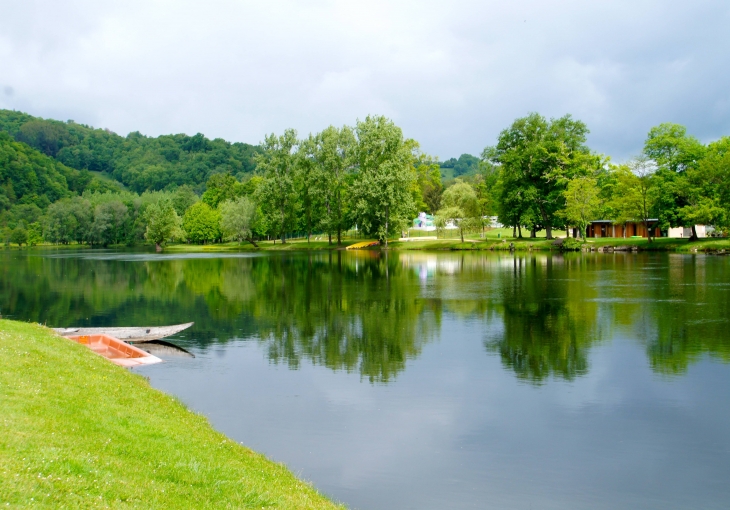 Le camping le long de la Dordogne. - Beaulieu-sur-Dordogne