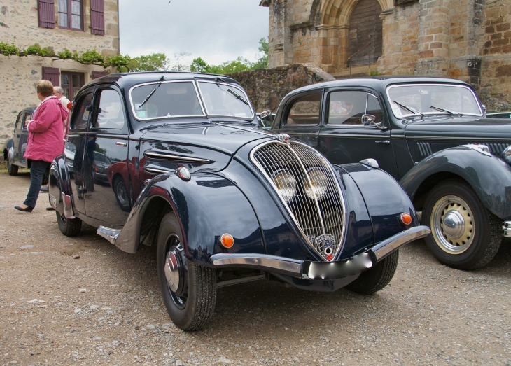 Rassemblement de voitures anciennes à la Fête de la Fraise. - Beaulieu-sur-Dordogne