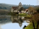 La Chapelle des Pénitents se reflétant dans la Dordogne.