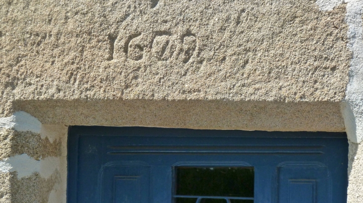 Linteau gravé de la maison attenante à l'église. - Beaumont