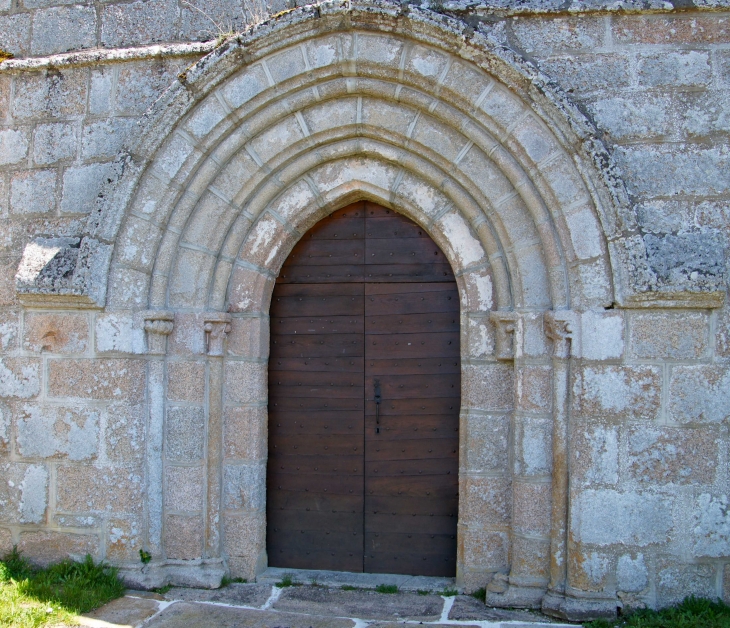 Le portail de l'église du XIIe siècle. - Bellechassagne