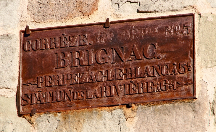 Ancien panneau accolé au mur de l'église. - Brignac-la-Plaine