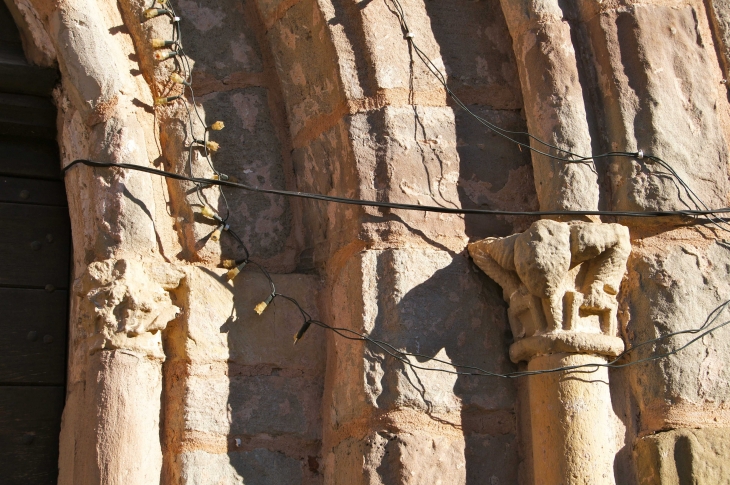 Chapiteaux du portail de l'église Saint Pierre ès liens. - Brignac-la-Plaine