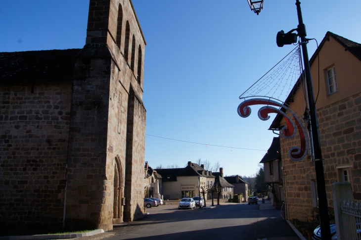 Rue principale du village. - Brignac-la-Plaine