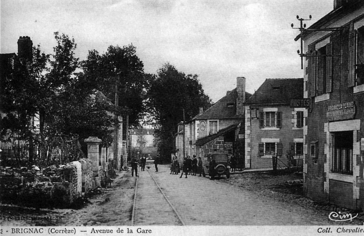 Avenue de la Gare, vers 1935 (carte postale ancienne). - Brignac-la-Plaine