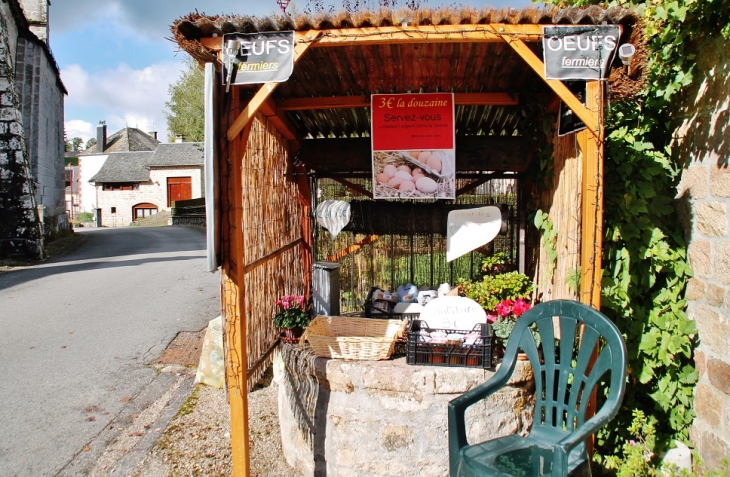 Libre Service en pleine rue vous vous servez et vous mettez l'argent dans une boite sur l'étale il n'y a pas de vendeuse  - Champagnac-la-Noaille