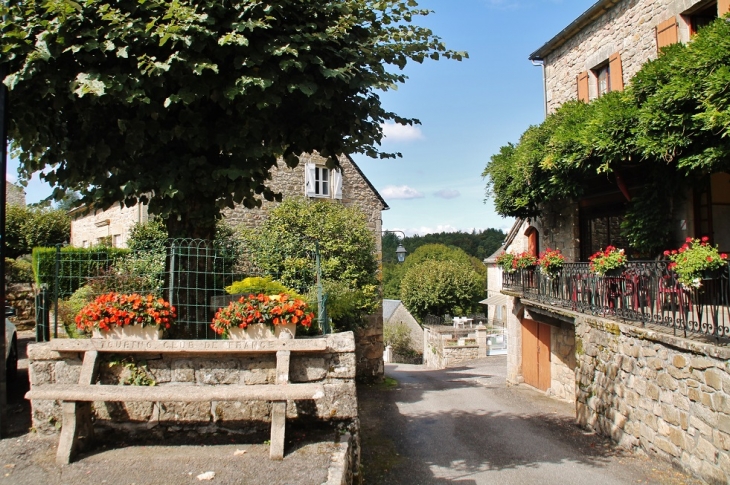 Le Village - Champagnac-la-Prune