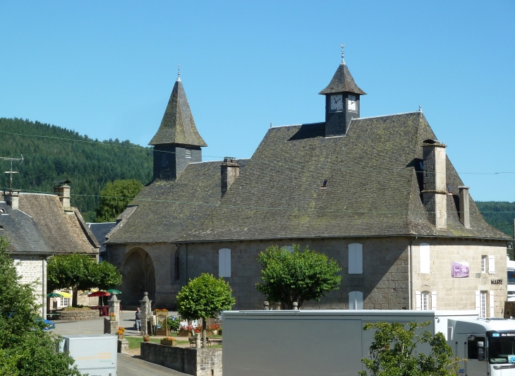 Vue sur l'église et la Mairie. - Chaumeil