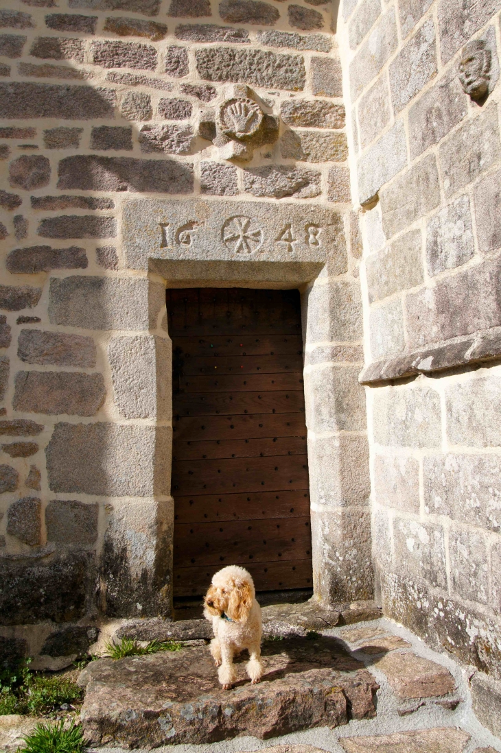 Entrée latérale sud de l'église. - Chavanac