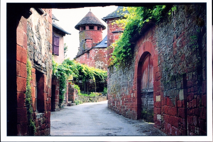 Les Tours de Friac dans le clair-obscur de la rue de la Barrière (carte postale). - Collonges-la-Rouge