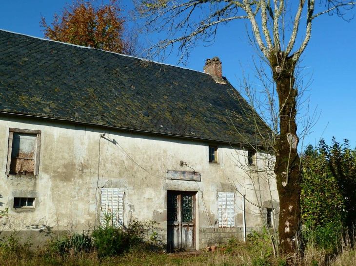 Aux alentours. Ancien Café. - Confolent-Port-Dieu