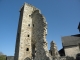 les ruines du château dont subsiste une seule tour