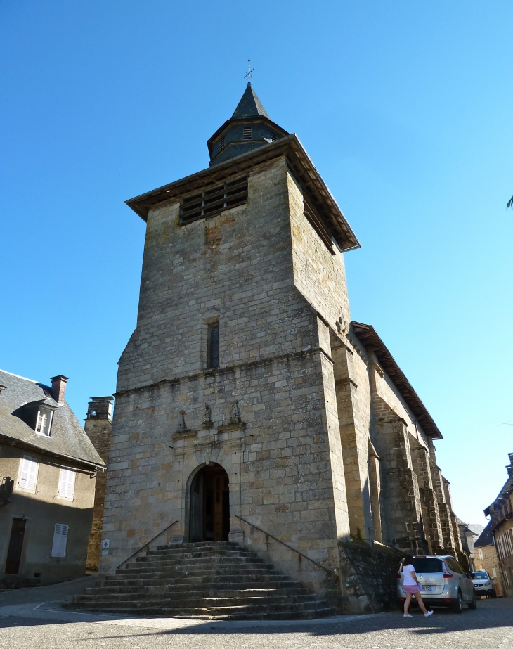 Façade occidentale de l'église Saint Martial XIIe, XIIIe, et reconstruite au XIVe suite à un incendie durant la guerre de Cent ans et remaniée aux XVIIe et XVIIIe siècles. - Corrèze