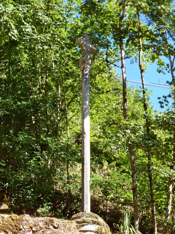 Croix de Mission près de la Chapelle Notre Dame du Pont du salut. - Corrèze