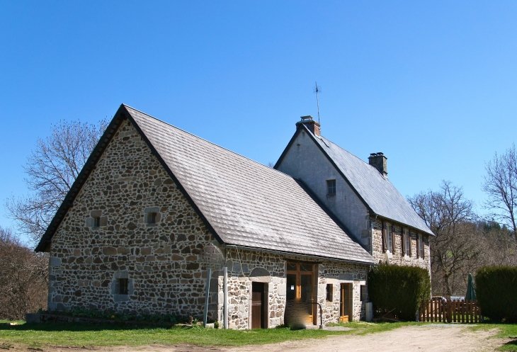 Presbytère reconstruit à la fin du XVIIIe siècle et restauré aux cours du XIXe siècle. - Courteix