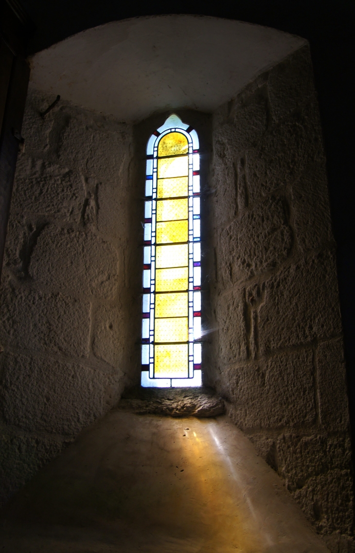 Vitrail de l'église Saint-Pierre-ès-Liens. - Courteix