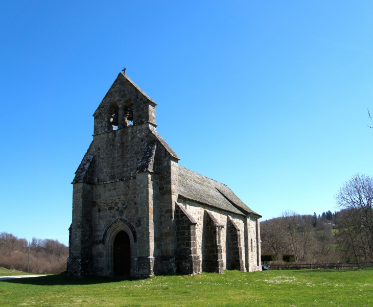 Eglise Saint-pierre-ès-Liens. Attestée en 1282, l'église appartenait à l'ordre des Templiers. - Courteix