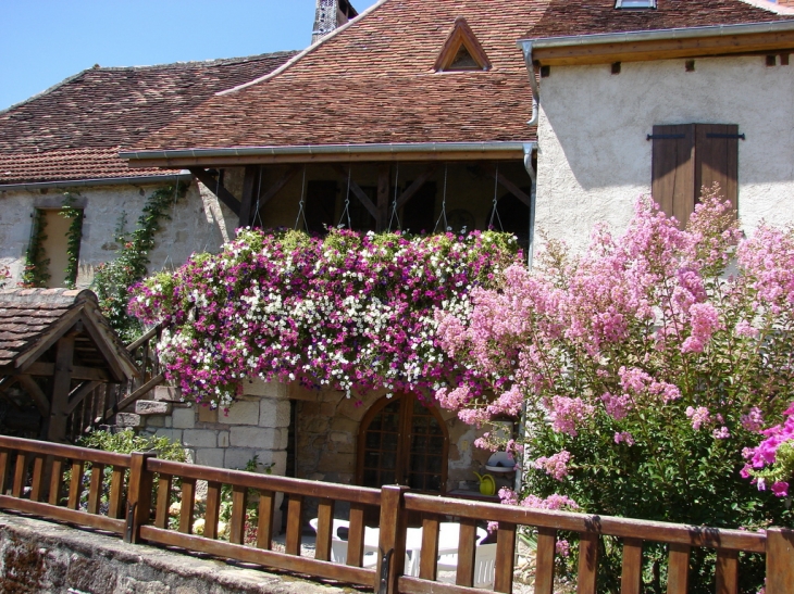 Jolie maison fleurie - Curemonte