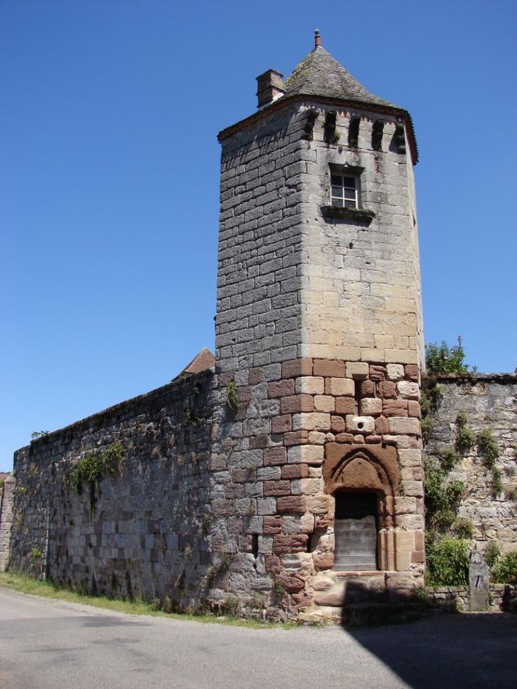 Une des tours des Châteaux de Saint-Hilaire et de Plas - Curemonte