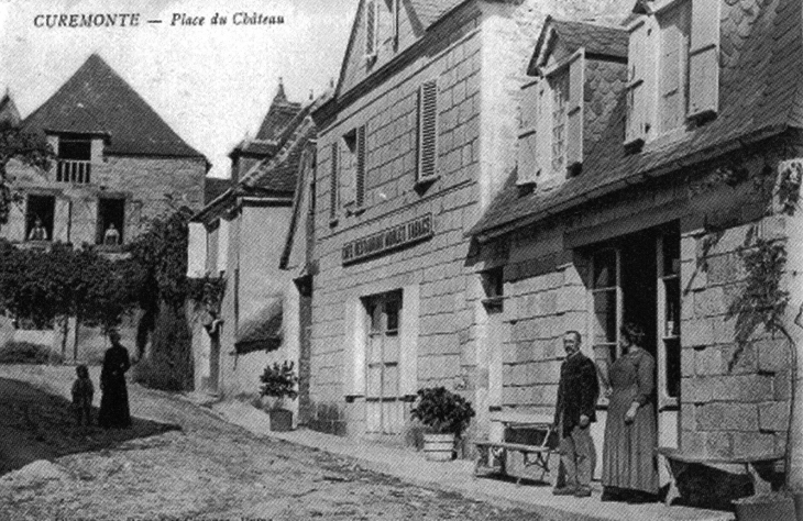 Vers 1912 - place du château (carte postale ancienne). - Curemonte