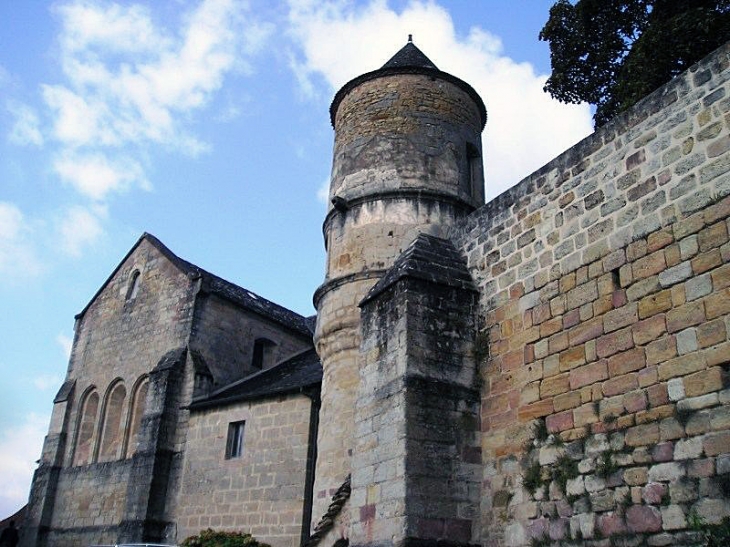 Le rempart vers l'église - Curemonte