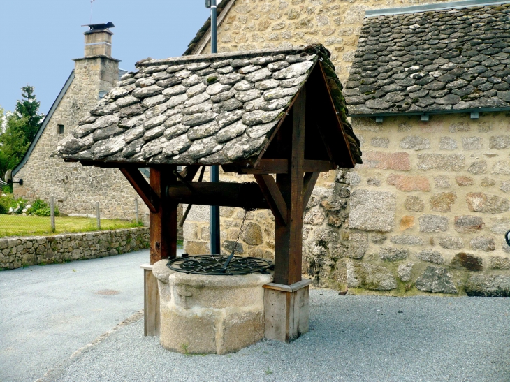 Puits en granit avec une pierre taillée d'une croix - Darnets