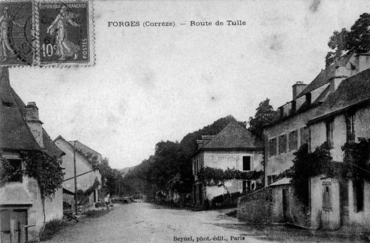 Route de Tulle, vers 1940 (carte postale ancienne). - Forgès