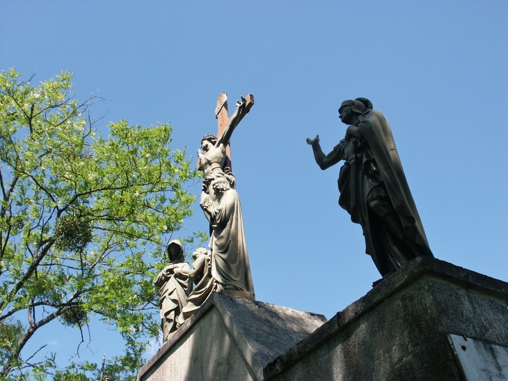 Le calvaire de Forgès a été érigé en l'an 1893 par l'abbé P. Durand.