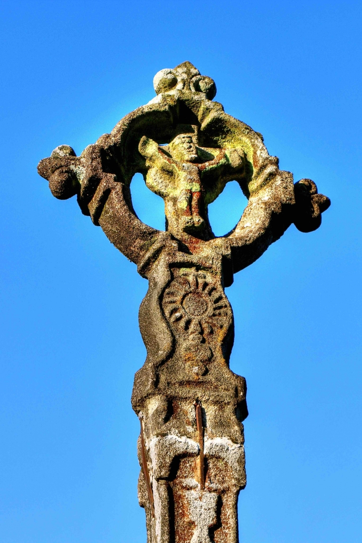 La Magnifique croix du cimetière - Gimel-les-Cascades