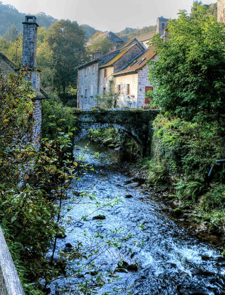 L'ancien pont à péage - Gimel-les-Cascades