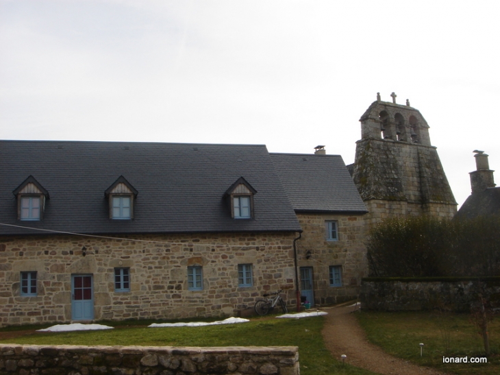 Eglise de Murat et la maison Gasparoux - Gourdon-Murat