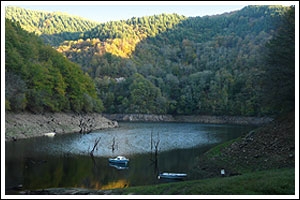 Baie de Pramel sur la retenue du barrage du Chastang commune de Gros Chastang - Gros-Chastang