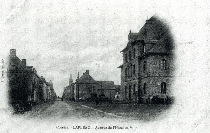 Vers 1904, avenue de l'hôtel de ville (carte postale ancienne). - Lapleau