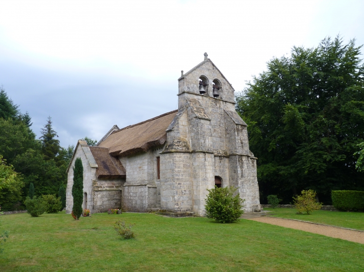 Eglise de Lestards et son toit de chaume août 2010