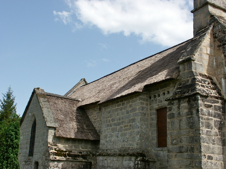 Eglise Saint Antoine Saint Martial, couverture de chaume. - Lestards