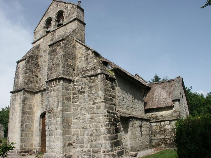 Eglise Saint Antoine Saint Martial : la-facade-ouest-d-entree-est-le-clocher-mur-pignon-flanque-de-quatre-contreforts-sur-les-angles - Lestards