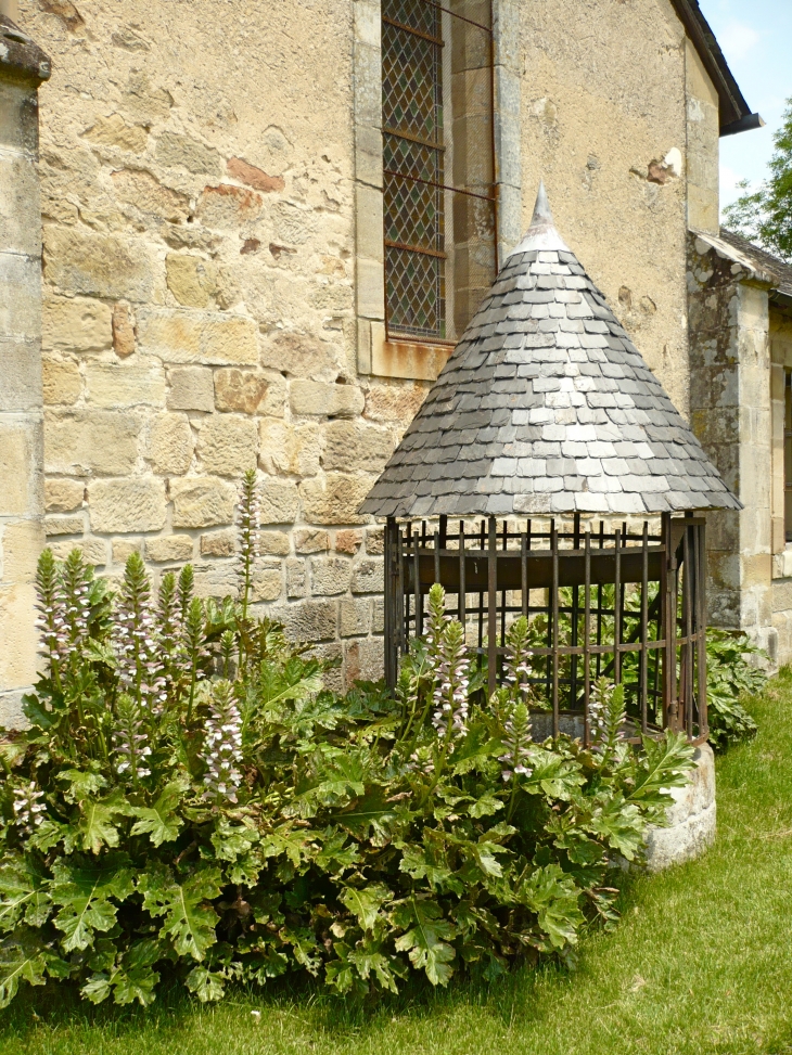 Puits du château, place de l'église - Lostanges