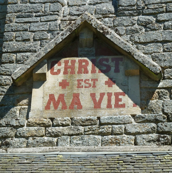 Inscription sur la façade du Temple Protestant. - Madranges
