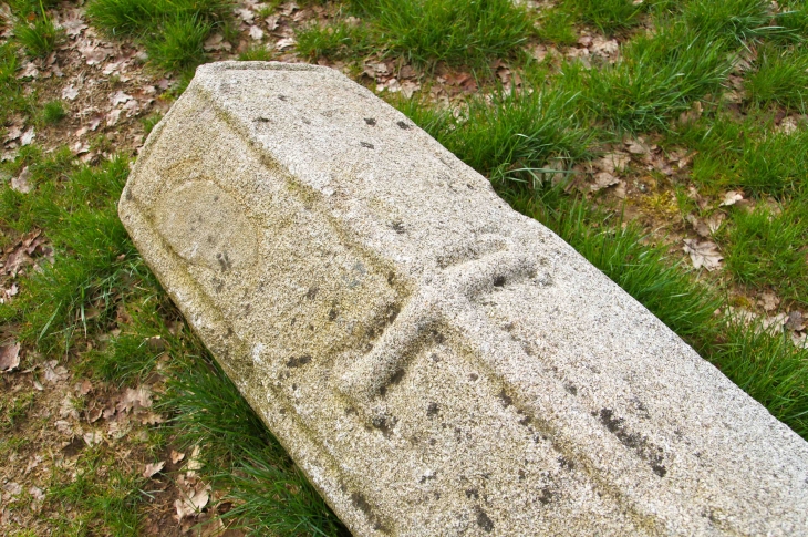 Sarcophage autour de l'église. - Mestes